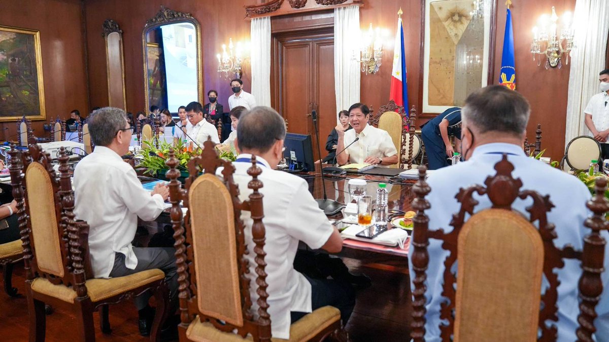 bongbongmarcos's tweet photo. Bago tayo umalis patungong Cambodia, ay nakipagpulong muna tayo kasama ang mga opisyal ng Department of Energy.

Isa ang sektor ng enerhiya sa ating prayoridad na maisaayos, kabilang na ang paggamit ng renewable energy sources bilang parte ng ating Climate Change mitigation. https://t.co/tGOjQqbAvI