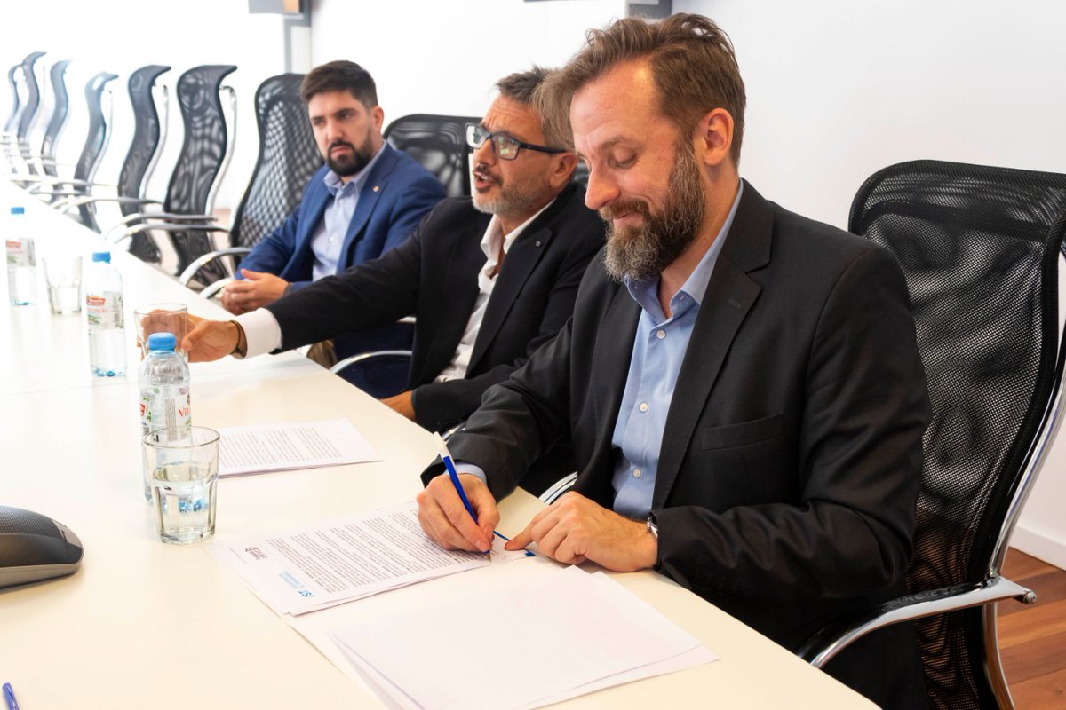 Firmamos un convenio con la Junta de Seguridad en el Transporte con el objetivo de articular acciones de formación, asistencia técnica e investigación.<a href="/InfoJST/">infoJST</a> forma parte del <a href="/MindeTransporte/">Ministerio de Transporte</a> y su objetivo principal es contribuir a la seguridad en el transporte.