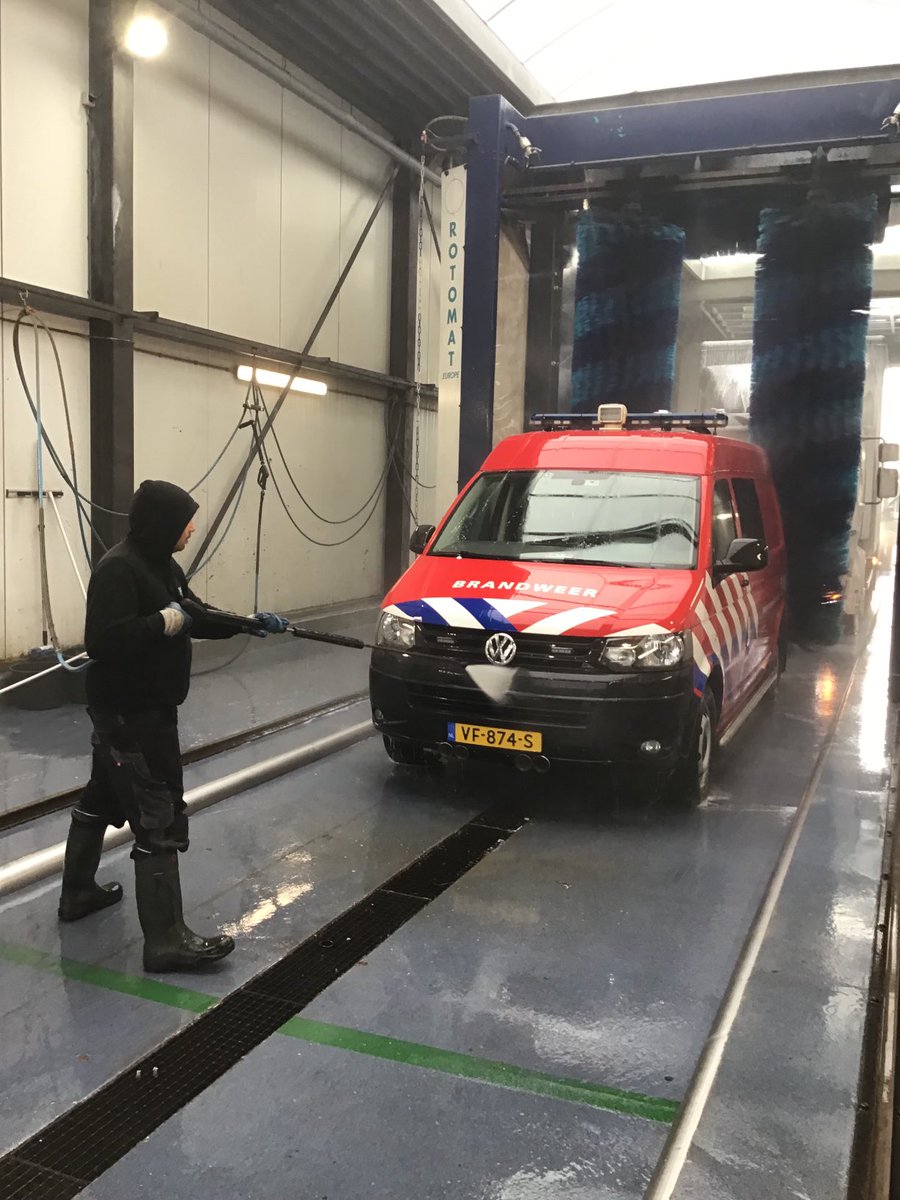 Tijgernest's tweet photo. En het reserve-dienstbeest is weer schoon. Altijd vlotte superservice van de gastvrije locatiemanager. #Basiq truckclean: wees zuinig op die man! https://t.co/kul1KNKM2w
