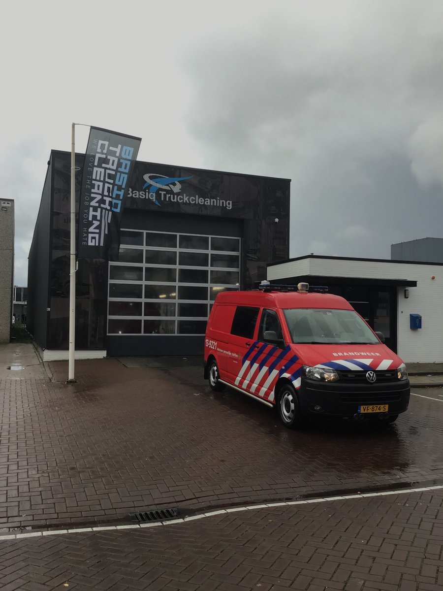 Tijgernest's tweet photo. En het reserve-dienstbeest is weer schoon. Altijd vlotte superservice van de gastvrije locatiemanager. #Basiq truckclean: wees zuinig op die man! https://t.co/kul1KNKM2w