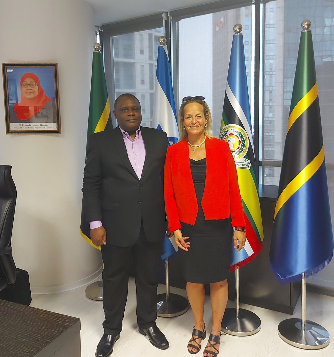 On 09.11.22, H.E. Kallua held a motivating meeting with Ms. Carina Erlich, CEO of Building Bridges. The activity brings successful partnerships in Agriculture, Technology, Education, Health, etc. BB combines its insights with the support of experienced people in ISR and Africa.