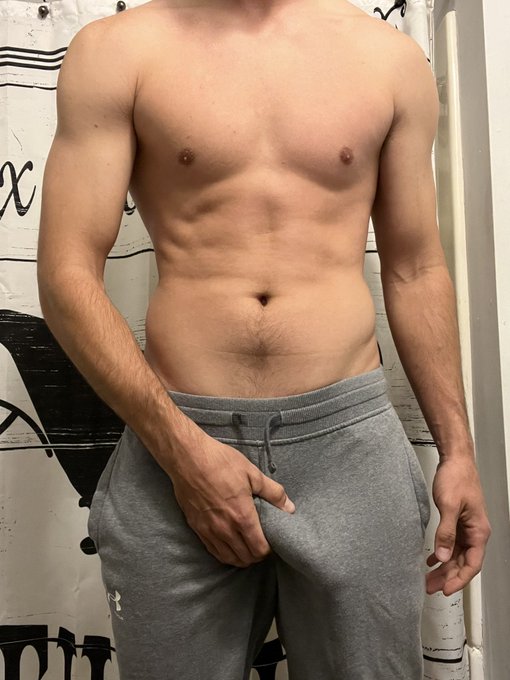 Who likes gray sweatpants? Come see more of me at https://t.co/2xAGHgisLM  #fit #graysweatpants #bulge<a href="/tag/fit"class="tags"><span>#fit</span></a><a href="/tag/dick"class="tags"><span>#dick</span></a><a href="/tag/bulge"class="tags"><span>#bulge</span></a><a href="/tag/graysweatpants"class="tags"><span>#graysweatpants</span></a>