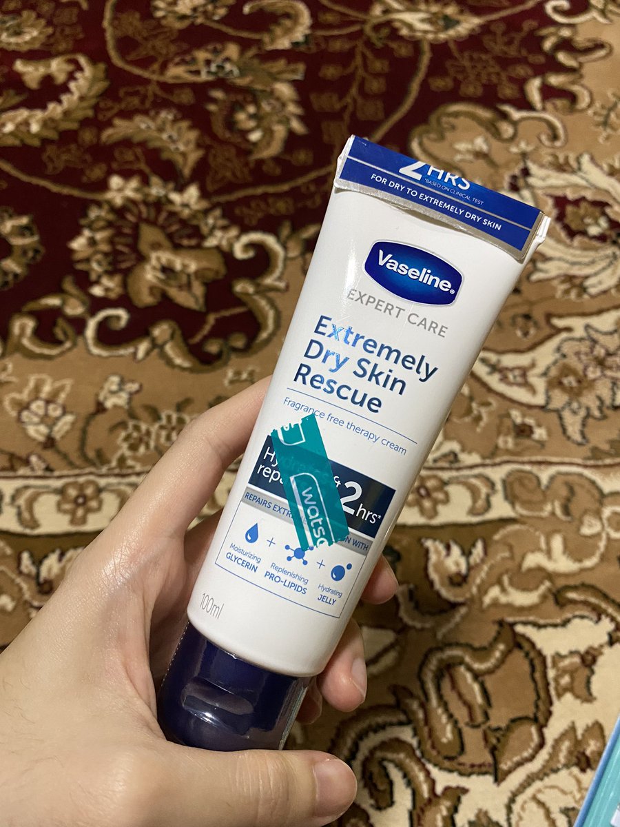 Gaissss watsons buat sale rm10 je lotion ni yang usually rm13+ go grab yoursss!!! Btw this is my 3rd tube 🤭 really works on dry skinnnn #dryskinrescue