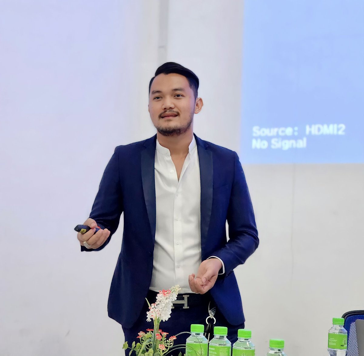 PoukSamdy's tweet image. ការងាដែលយកបេះដូងមកធ្វើវានិងធ្វើអោយជីវិតយើងកាន់តែរីកចំរើន