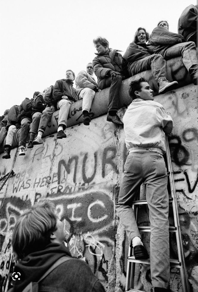 9 de noviembre de 1989 
Un día histórico para la democracia, Después de 28 años se derribaba el muro de Berlin que dividió a las familias alemanas y el mundo entero.
#demócratas
