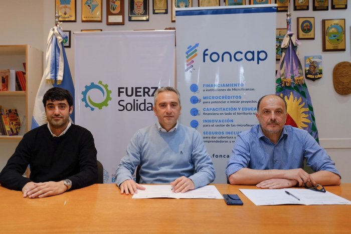 AgenciaComBA's tweet photo. 🤝 #DesarolloTerritorial: Firma de convenio de colaboración entre Fuerza Solidaria y Foncap
Fuerza Solidaria tiene como objetivo potenciar el desarrollo territorial e inclusivo. https://t.co/4sCINMRICn
#FuerzaSolidaria #FirmaDeConvenio #FonCap #Colaboración #AsistenciaTécnica https://t.co/JTD8wgPYMM