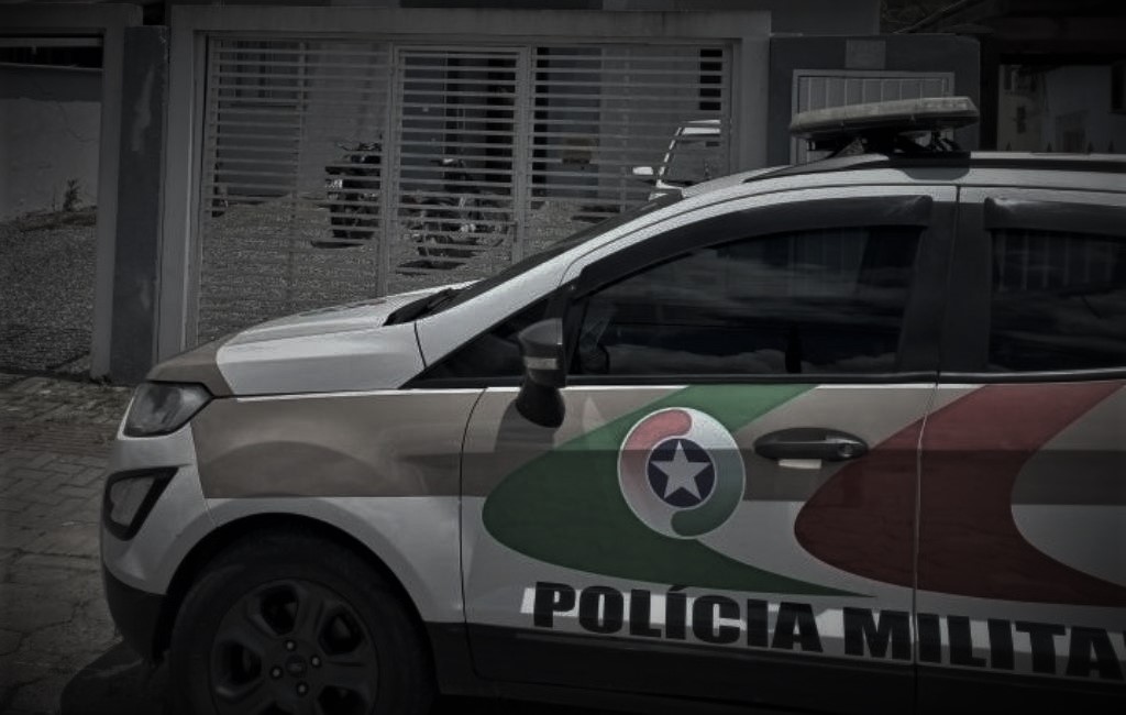 santacombr's tweet photo. Assassinato em SC revela triste história de menina e expõe crueldade do feminicídio.

Garota de apenas 13 anos foi quem chamou a polícia por desconfiar do sumiço da mãe. 

Dois anos antes, adolescente já havia lidado com outro feminicídio na família

👉 https://t.co/FqliCiLGYA https://t.co/XeWlcUAWzm