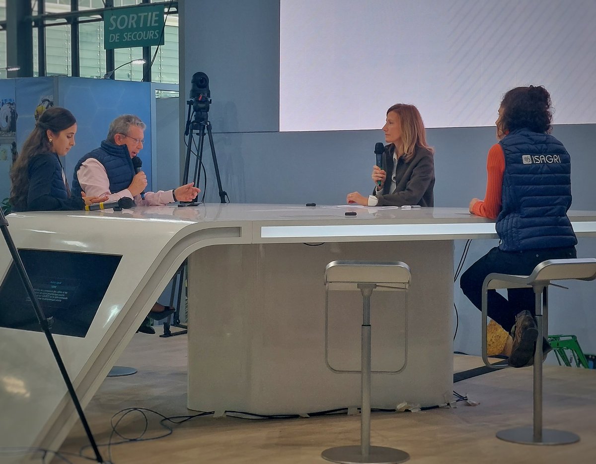 ISAGRI_Ingnr's tweet photo. 🎙️En direct sur le plateau de @FranceAgricole pour parler #innovation 😍 https://t.co/Jvedf8m4zv