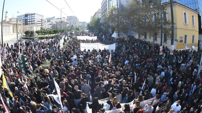 آلاف اليونانيين يحتجون - آلاف اليونانيين يحتجون على ارتفاع أسعار المعيشة - صور فيديو