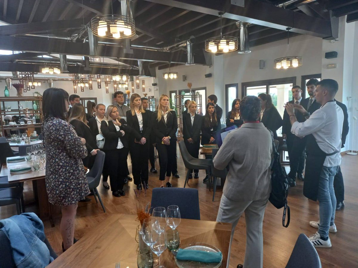 VatelMalaga's tweet photo. Los alumnos han tenido la oportunidad de conocer el Club de Golf #BavieraGolfClub y el  #RestauranteMénadebyPabloVega. Junto con Marisol, su Profesora de  Eventos; y Cristina y  Pablo, Gerente y Propietario respectivamente, además de Chef con una estrella Michelin https://t.co/4t3LtMqP8Y