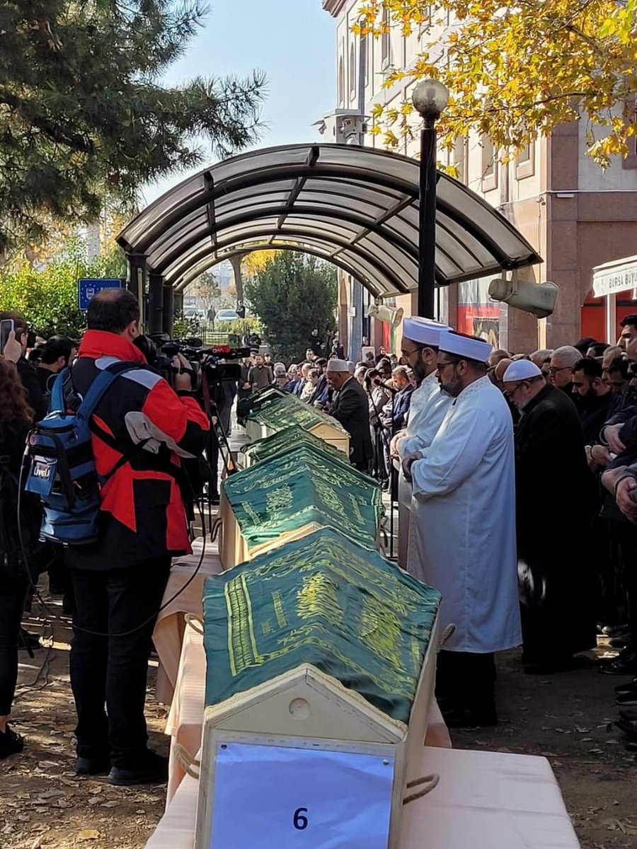 LiveUpdateSyria's tweet photo. A #Syrian lady, her six children and two of their cousins ​​died as a result of a fire in their home in #Bursa, #Turkey despite efforts by the father to save the family.

Prayers for the families..May Allah give them patience during this difficult time ameen https://t.co/DpeQucQ0dk