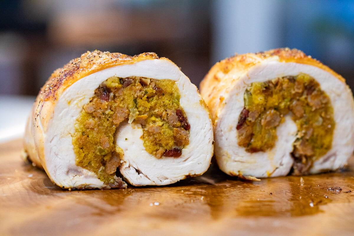 ServeTurkey's tweet photo. We're on a roll with all the best options for your Turkey Day spread! This Turkey Rollatini from @Macheesmo is perfect for smaller gatherings or if you're looking for a twist on the traditional #Thanksgiving turkey.
#TryTurkey│https://t.co/MvWj0diCMj https://t.co/OFOzJUQgHk