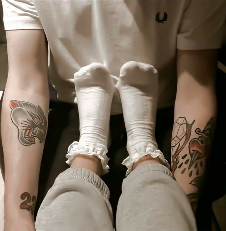 fuckstard's tweet photo. Putting the socks on for my baby. https://t.co/jztFtz3lef