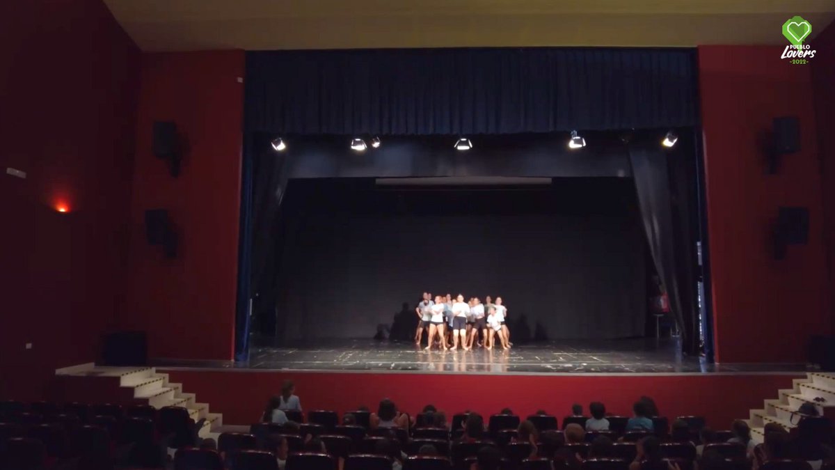 ¡Luces, cámara… y acción! Se suben al escenario las alumnas de #Pirouette para demostrar por qué #Hornachos ya es conocido en toda #Europa y para dedicar unas emotivas palabras a su entrenadora Noelia 🏅 <a href="/cextremadura/">Canal Extremadura</a>