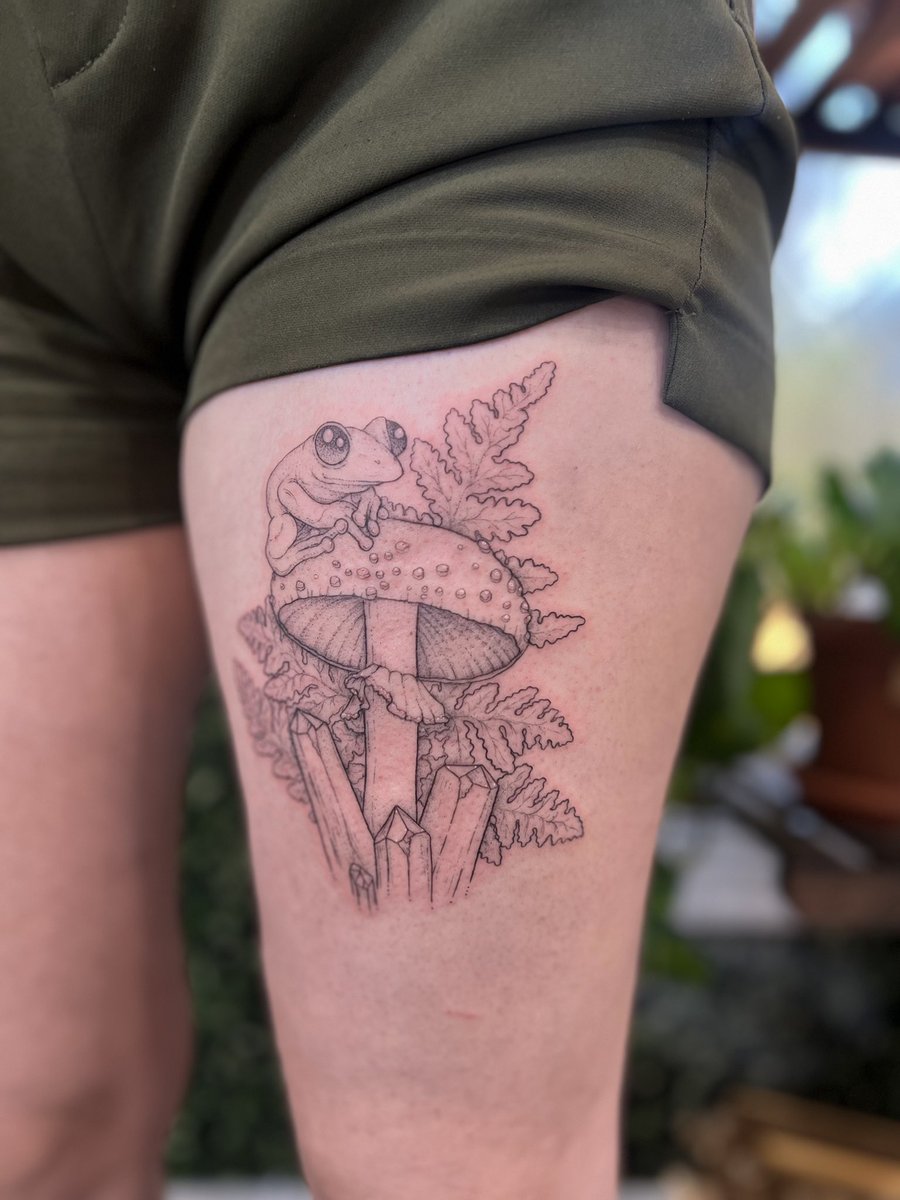 tatsbydax's tweet photo. I haven’t posted tattoo content in a bit, but I very much love this lil guy I got to do yesterday 🥹✨ https://t.co/xrnoHzqie8