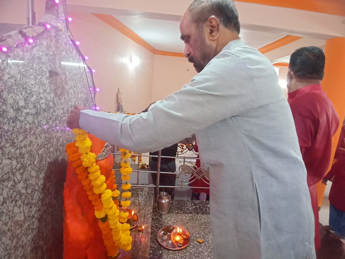 ID_UtkarshVN's tweet photo. भारताचे माजी गृहराज्यमंत्री आणि @BJP4OBCMorcha चे राष्ट्रीय उपाध्यक्ष, Shri @ahir_hansraj जी, हनुमान  वारकरी मंडळाने त्यांचे स्वागत केले.काकड आरती 2022 https://t.co/CAkPYtbs6V
