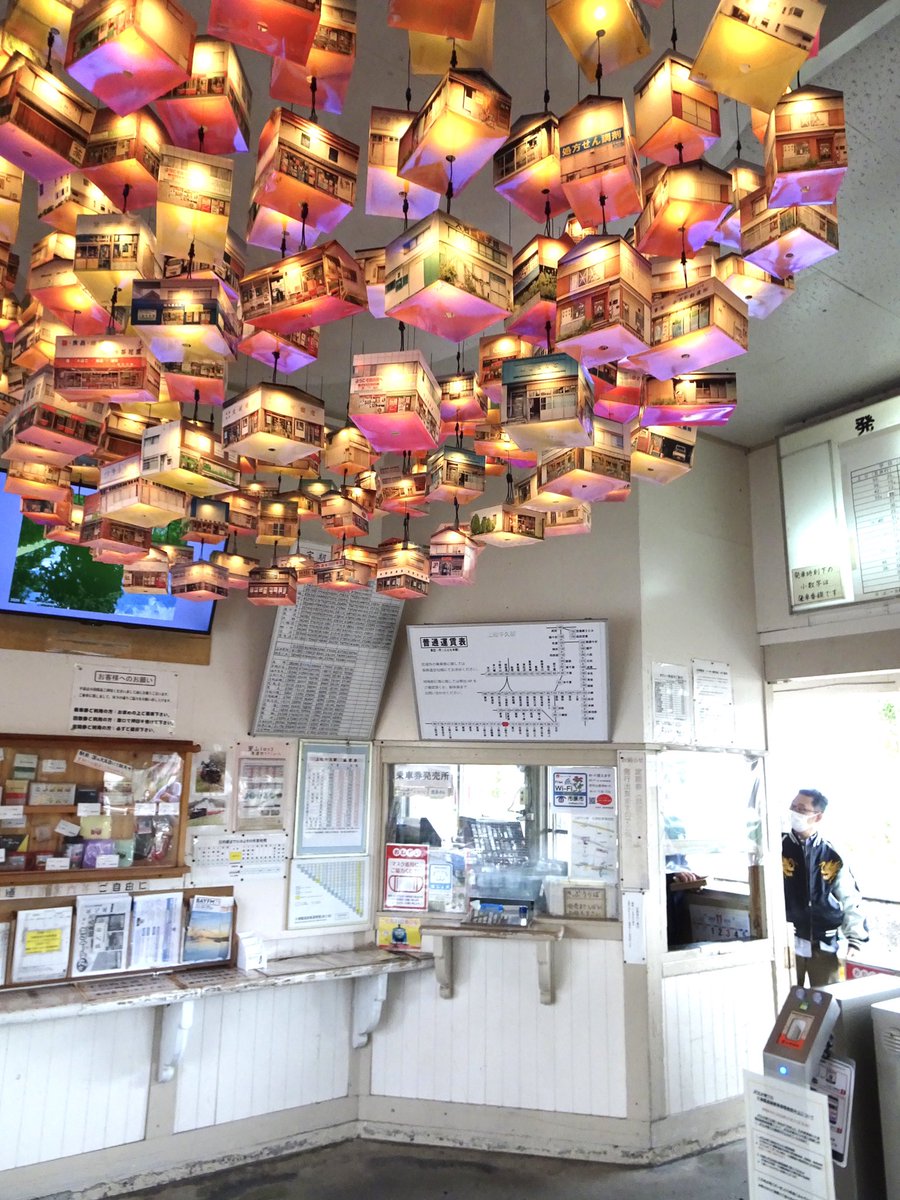 HANA_akesato's tweet photo. 商店街好きにたまらないミニチュア商店街のイベントに遭遇！市原市・上総牛久駅、文化財の駅舎に映える商店の灯が素敵…✨

今週の土日も開催予定です！
小湊鉄道でGO🚃𓈒𓂂𓏸 https://t.co/fk4cMixMhZ