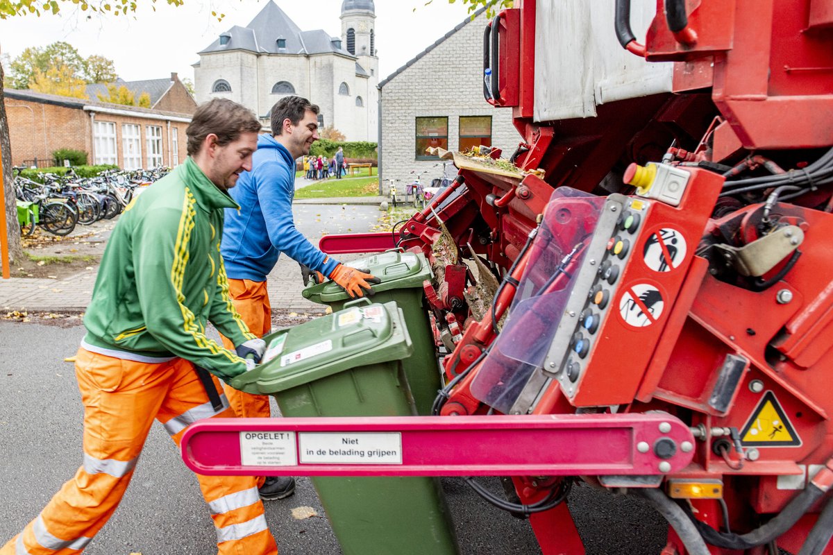 stadleuven's tweet photo. Van 14 tot 20 november is het de 'Week van het Afvalteam'. Gooi meerdere complimentjes naar de medewerkers die je afval ophalen, tover een dankjewel uit je mouw of zwaai eens extra vriendelijk! Bedankt! 🤗🥳 https://t.co/ifUMWzqXyq