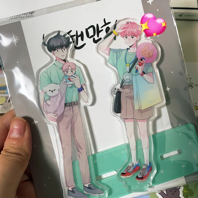 감사하게도 장진 작가님 이벤트에 당첨되어 아름다운 굿즈들과 책을 받았습니다 ..!  생각지도 못했는데 싸인 책을 받다니 너무 행복합니다.. ㅠㅠ.. 정말 예전부터 지금까지 꾸준히 좋아했던 작품이여서 그런지 너무너무 행복하네요.이벤트 열어주셔서 너무 감사합니다! 은규야 누나야..  