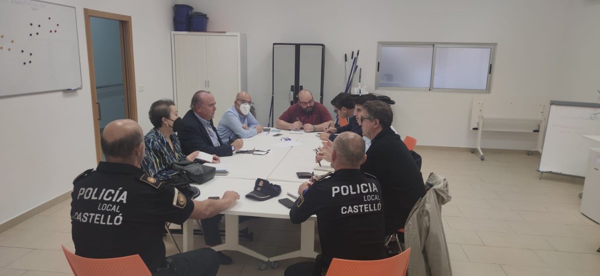 🤗 Ayer nos reunimos con motivo de, el ᴍᴀʟ ᴜꜱᴏ ᴅᴇ ʟᴀꜱ ᴛᴀʀᴊᴇᴛᴀꜱ ᴘᴀʀᴀ ᴘᴇʀꜱᴏɴᴀꜱ ᴄᴏɴ ᴍᴏᴠɪʟɪᴅᴀᴅ ʀᴇᴅᴜᴄɪᴅᴀ
Octavio Traver, Concejal responsable @AreaSeguretatCS, escuchó la petición donde solicitamos que se actúe frente a este uso incorrecto.