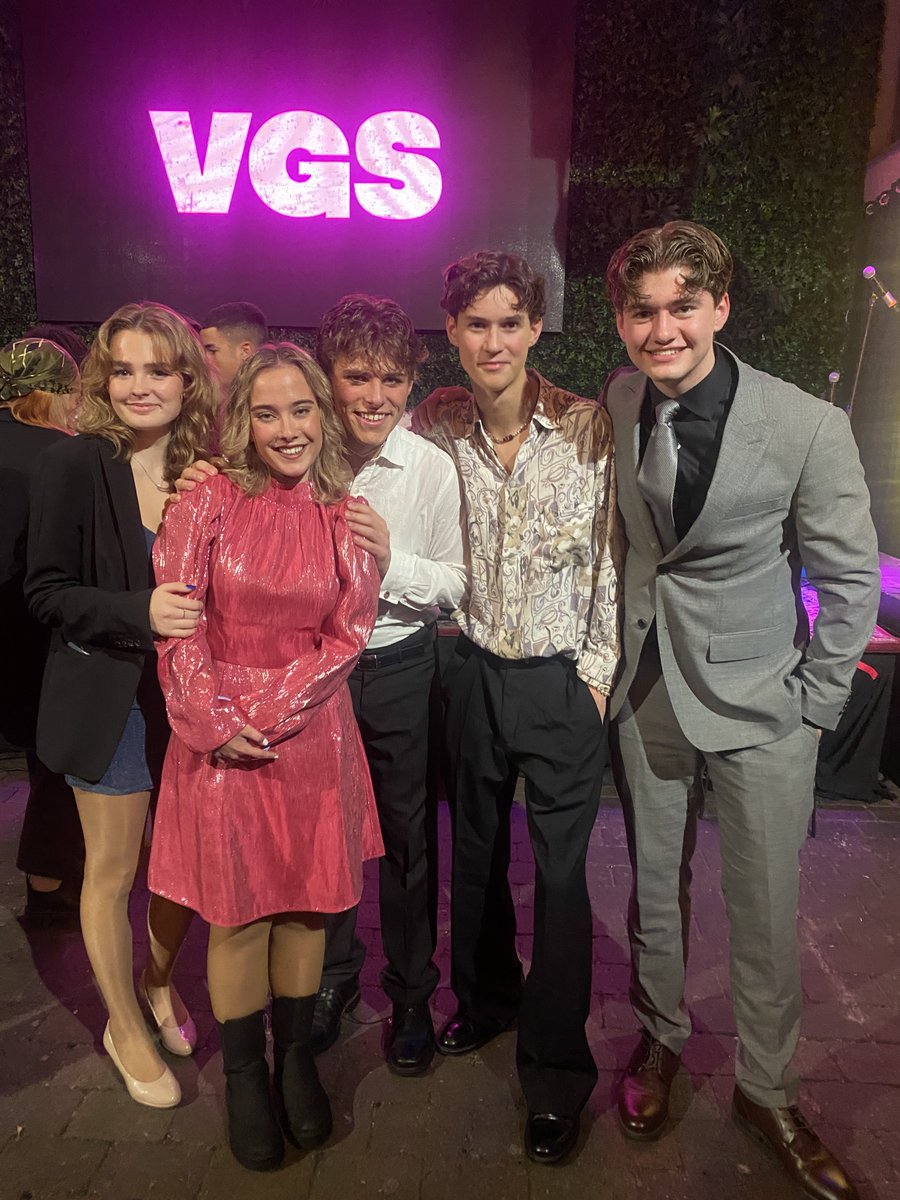 EllaLockert's tweet photo. New TV-series premiere 💙 And here's parts of the cast, me included!🙏😍 Had such a blast and can't wait to se it on screen.  #tvseries #vgs #gotthepart #acting #teens https://t.co/AfjqZyiBln
