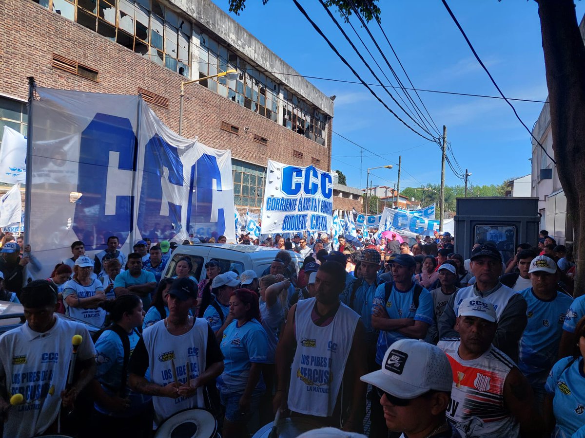 JCAlderete_CCC's tweet photo. Nos movilizamos a la Cámara Federal de Apelaciones de San Martin para exigir el cese de la persecución a la CCC

Acompañados por @Leonardo_Grosso  y los abogados de @Liberpueblo solicitamos la nulidad de lo actuado por la jueza Vence, quien ordenó tareas de inteligencia ilegal https://t.co/MuU85bM1Hv