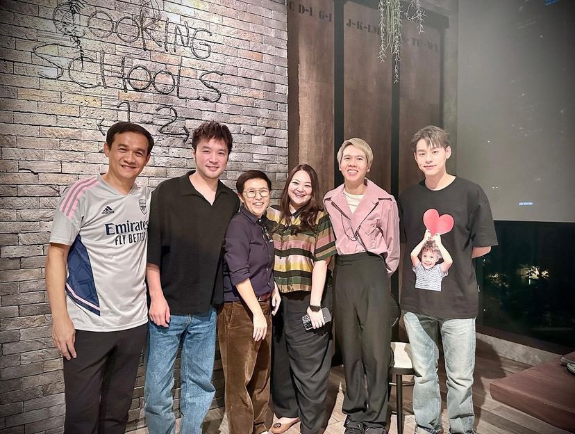 splash_bk's tweet photo. “ Had a great time last night! Many ideas and many jokes. Here's to great years ahead #notseptember #teamwong ”
ไม��ใช่การกินข้าวเฉยๆแน่ๆ ไม่รู้หรอกว่างานอะไร แต่มั่นใจว่าปังแน่นอน ตื่นเต้นอ่าาา ขอให้พี่กิ้นไปให้ไกลลล รอติดตามแล้วค้าบบบบ 🧡🥹
#Bbillkin https://t.co/8mltKruNG3