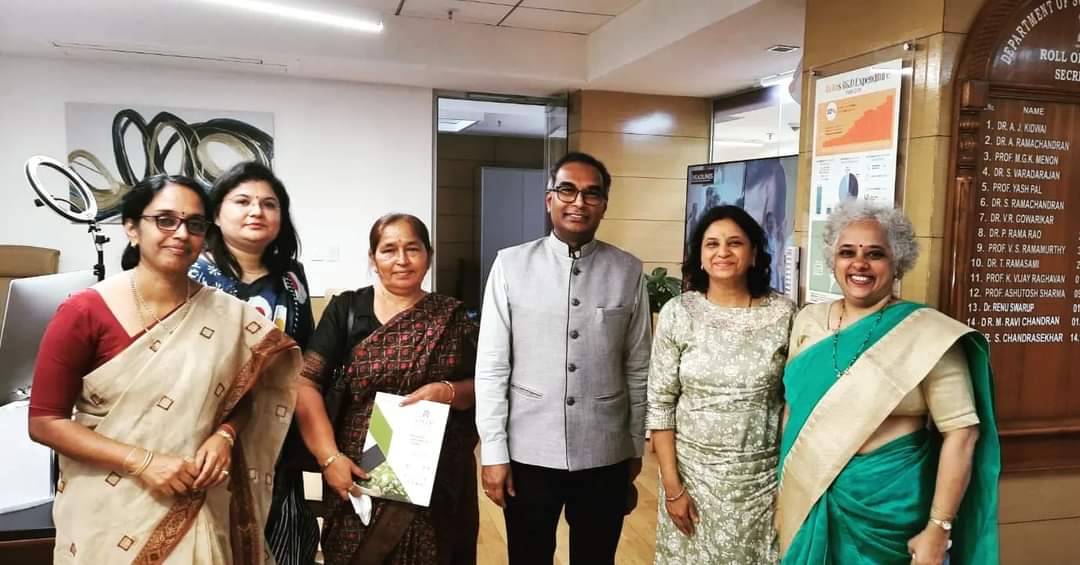 shaktivibha's tweet photo. Team #Stree2020 recently met honorable minister @smritiirani ji and discussed the possibilities to make #MegaExpo a success. 

Quoting her views - "If you teach a girl, you are not just imparting education to a woman but to a family that will later help in national building." https://t.co/FUwc9BjZUC