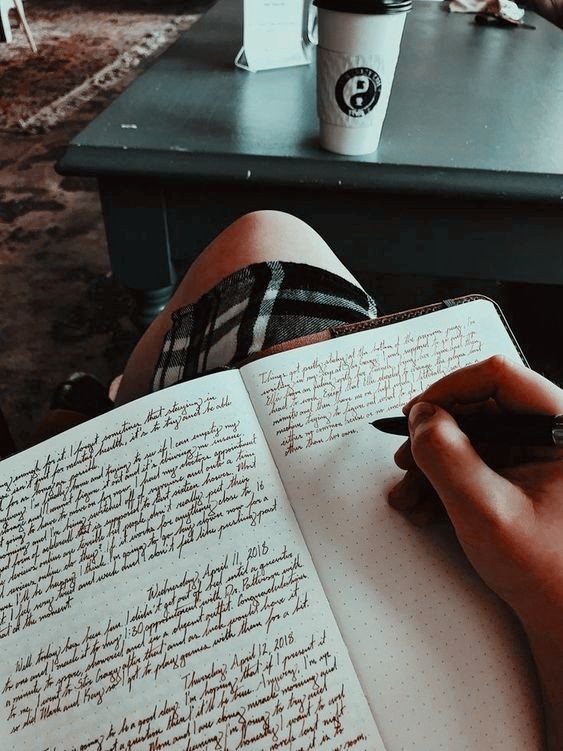 anaemg's tweet photo. Sentada en ese sofá, un café en la mano, mi libreta negra...Y es ahí dónde mis deseos se han convertido en tinta; pensarte y escribirte se ha convertido en mi #Climaxtextual saber qué mis fantasías se han hecho realidad al lado tuyo es un éxtasis al amor
#EróticoAquelarre https://t.co/R9weamGSw5