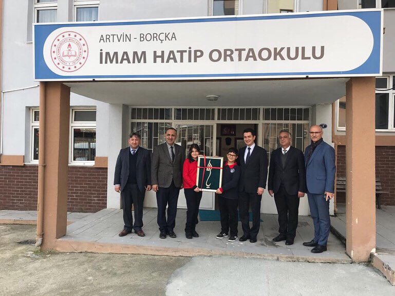 MilliBorcka's tweet photo. Kaymakamımız Sayın Hakan CONTARLI , İlçe Milli Eğitim Müdürümüz Bayram BAKIR, Şube Müdürlerimiz Halil SOYER ve Hayrettin KAHYA  İmam Hatip Ortaokulunu ziyarette bulundular. Öğretmen ve öğrenciler ile sohbet ettikten sonra ziyaretlerini sonlandırdılar. https://t.co/GOTpSsDQFC