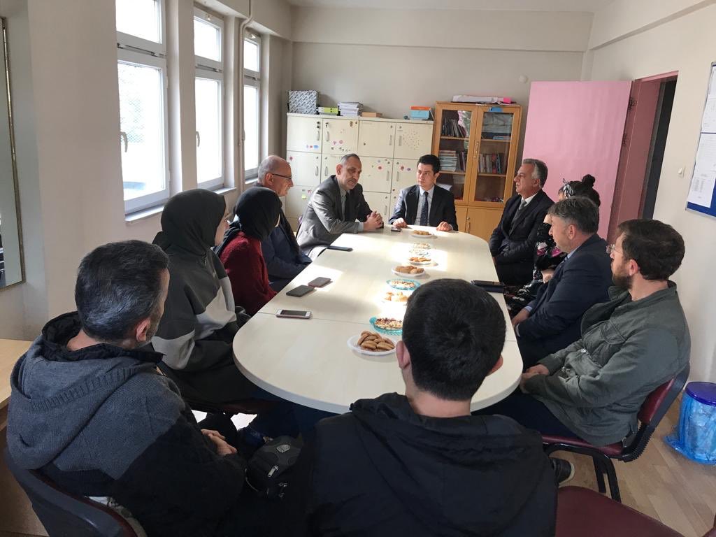 MilliBorcka's tweet photo. Kaymakamımız Sayın Hakan CONTARLI , İlçe Milli Eğitim Müdürümüz Bayram BAKIR, Şube Müdürlerimiz Halil SOYER ve Hayrettin KAHYA  İmam Hatip Ortaokulunu ziyarette bulundular. Öğretmen ve öğrenciler ile sohbet ettikten sonra ziyaretlerini sonlandırdılar. https://t.co/GOTpSsDQFC