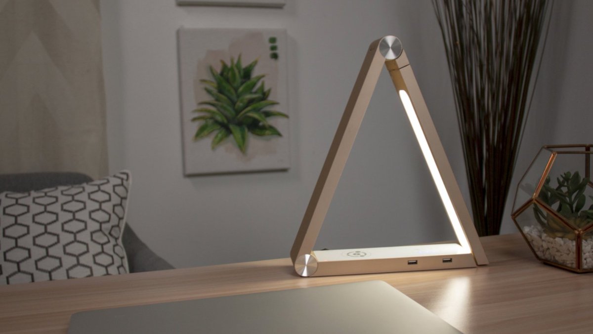 ⭐️ Add a statement piece to your desktop! This desk lamp not only looks stylish and sleek, but can wirelessly charge your phone, and has adjustable brightness and color temperature modes! #teacher #teachertwitter #officedecor #desklamp