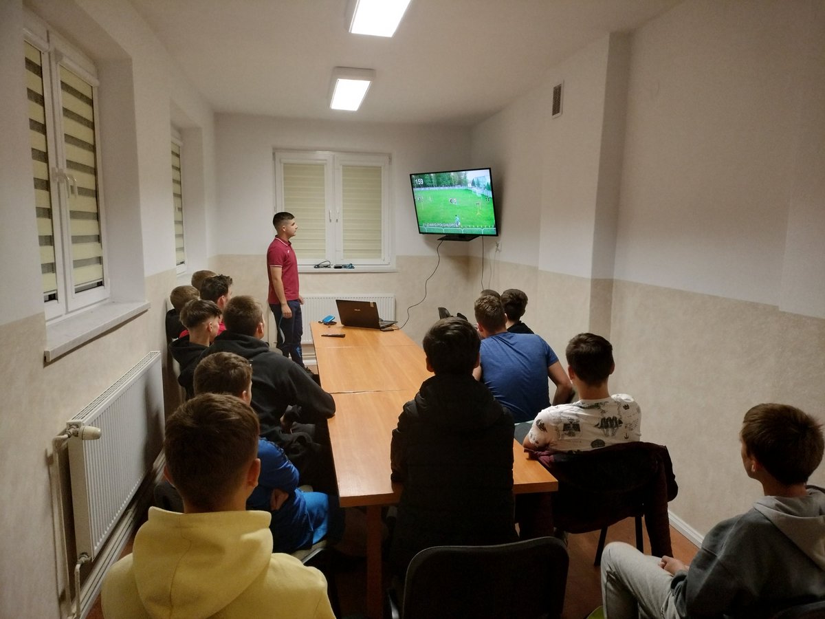 sliwa_mac's tweet photo. Rozpoczęliśmy nowy projekt z inicjatywy @PodkarpackiZPN i @andrzej15869631. W poniedziałek w @AkademiaStali a we wtorek w @StalSpec szkolimy młodych adeptów piłkarskich i wprowadzamy ich w sędziowski świat. Projekt cieszy się sporym zainteresowaniem, co napawa optymizmem :) https://t.co/WbhEj0xJ8C