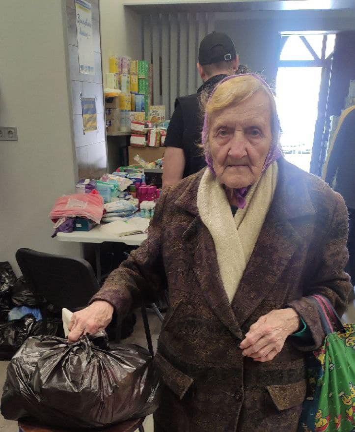 Told to Alena from #Odessa by a #Kherson resident
"In my apt we got shelled, a woman in the 1st apt lost her legs. Another man's leg burst; another had his artery injured; there was no one to stop the bleeding none to save them."
I don't know how to live with it, but I have to.