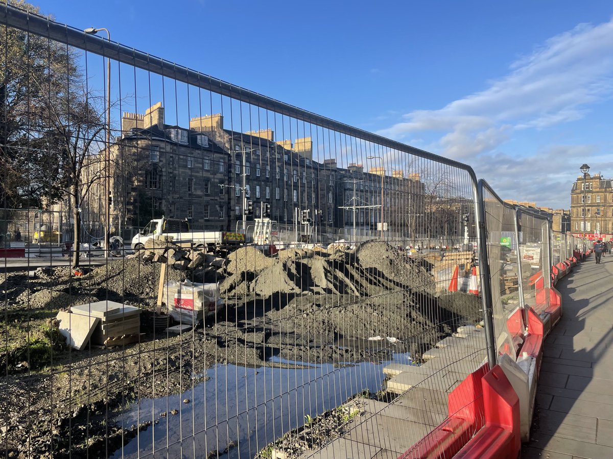 MerrynSW's tweet photo. Elm Row. Still. This will never end will it @Edinburgh_CC? Endless #tramhell https://t.co/GdeRn6zZnp