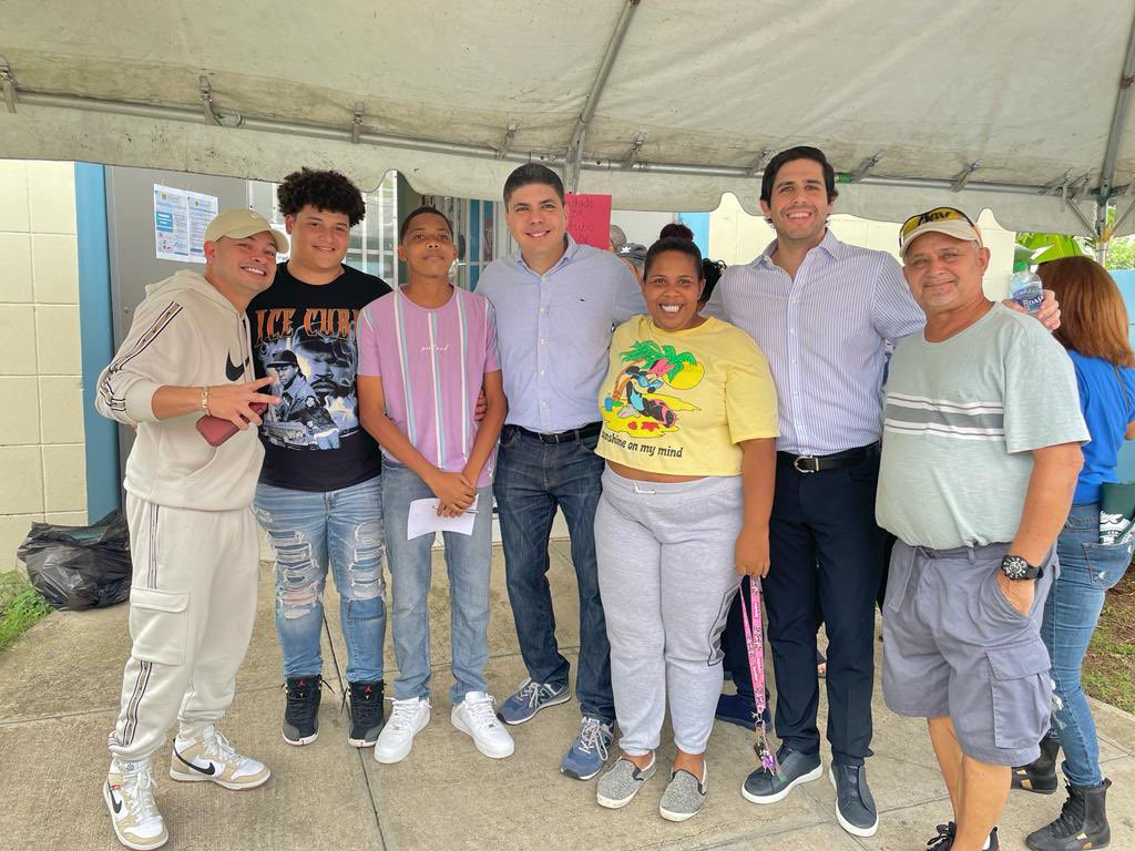 jowell1's tweet image. Compartiendo con la juventud, donde quiera que me paro me preguntan por la #PrimeraEscuelaDeMusicaUrbana #PEMU . Hay mucho entusiasmo con este proyecto. Evitemos la Deserción Escolar en Puerto Rico @EDUCACIONPR Gracias @EddieCharbonier por escuchar con interés mi propuesta