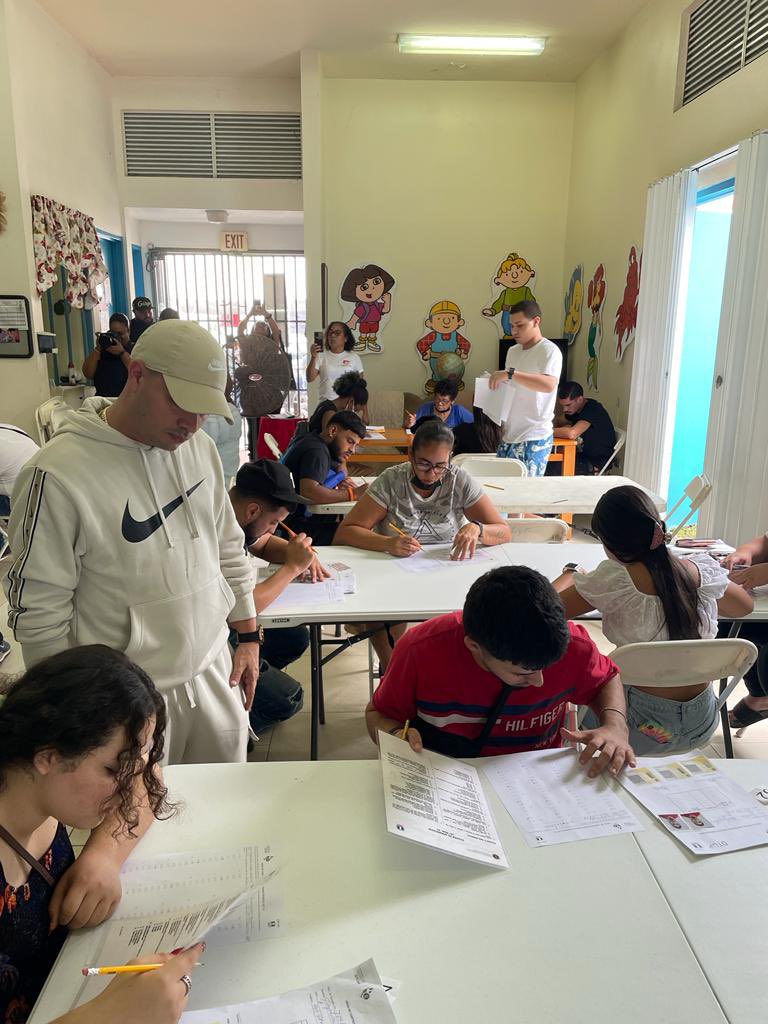 jowell1's tweet image. Compartiendo con la juventud, donde quiera que me paro me preguntan por la #PrimeraEscuelaDeMusicaUrbana #PEMU . Hay mucho entusiasmo con este proyecto. Evitemos la Deserción Escolar en Puerto Rico @EDUCACIONPR Gracias @EddieCharbonier por escuchar con interés mi propuesta