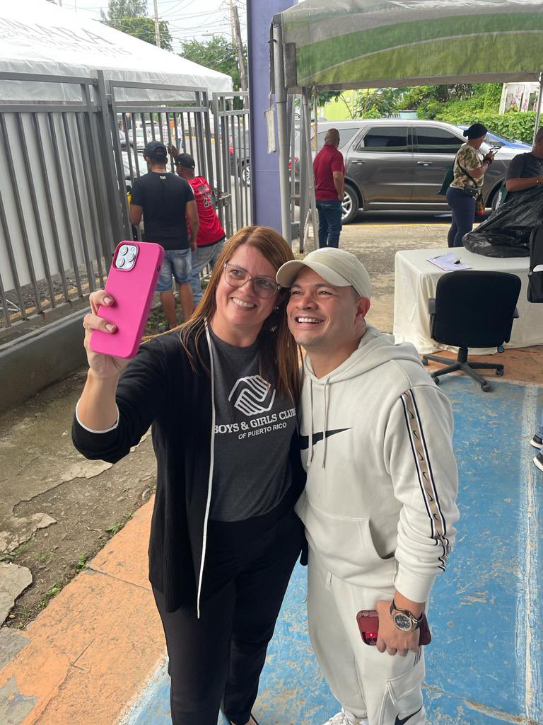 jowell1's tweet image. Compartiendo con la juventud, donde quiera que me paro me preguntan por la #PrimeraEscuelaDeMusicaUrbana #PEMU . Hay mucho entusiasmo con este proyecto. Evitemos la Deserción Escolar en Puerto Rico @EDUCACIONPR Gracias @EddieCharbonier por escuchar con interés mi propuesta