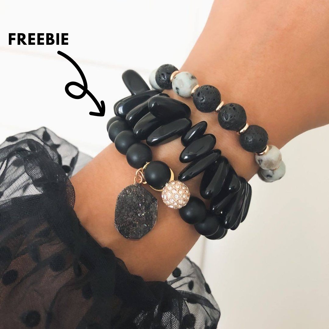 KinsleyArmelle's tweet photo. FREEBIE ALERT! 🤩🎉 Get a free item when you buy one of these limited edition stacks!

Check out our website to see all the different stacks to choose from! ✨

#datenight #holiday #holidays #giftsforher #holidayseasonl #jewelry #jewelryreels #completeyourlook #fashiondiaries https://t.co/TeI2mLJXUB