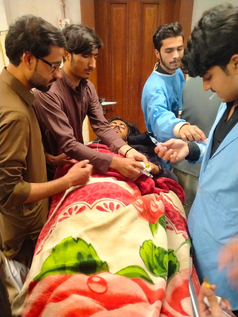 Maqbool_Baloch1's tweet photo. بلوچستان فزیوتھراپی ایسوسی ایشن کے تادم مرگ بھوک ہڑتال پر بیٹھے ڈاکٹر نثار بے ہوش ہوکرHospitalizedہوئےہیں مگربےضمیر حکومتی نمائندے اپنے گھروں میں عیش و عشرت کی زندگی میں مصروف ہیں۔ 
امید ہے اس مسلے پہ @HamidMirPAK،@SaleemKhanSafi @UmarCheema1 جیسے ذمہدار صحافی آواز اُٹھائیں https://t.co/4wUdCrOqh6