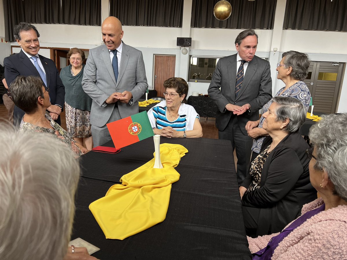 paulo_cafofo's tweet photo. 🇵🇹🤝🇿🇦 O Centro Português de Cultura e Beneficência do Cabo desempenha um extraordinário papel junto da nossa #comunidade, cuidando dos mais idosos e desfavorecidos. Partilhei conversas com as utentes sobre as raízes, na sua maior parte #madeirenses, deste fantástico grupo. https://t.co/mzJ5rlyhb3