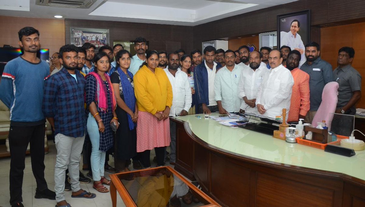 MallenkiR's tweet photo. @KTRTRS..Requested sir🙏
 పోలీస్ కానిస్టేబుల్ పరీక్షలో తప్పుడు ప్రశ్నల వల్ల నిరుద్యోగులకు అన్యాయం జరిగింది సర్..12 మంది చనిపోవడం జరిగింది. సర్..మీరు వెంటనే స్పందించి న్యాయం చేయండి.సర్🙏 https://t.co/rxv24zr2rp