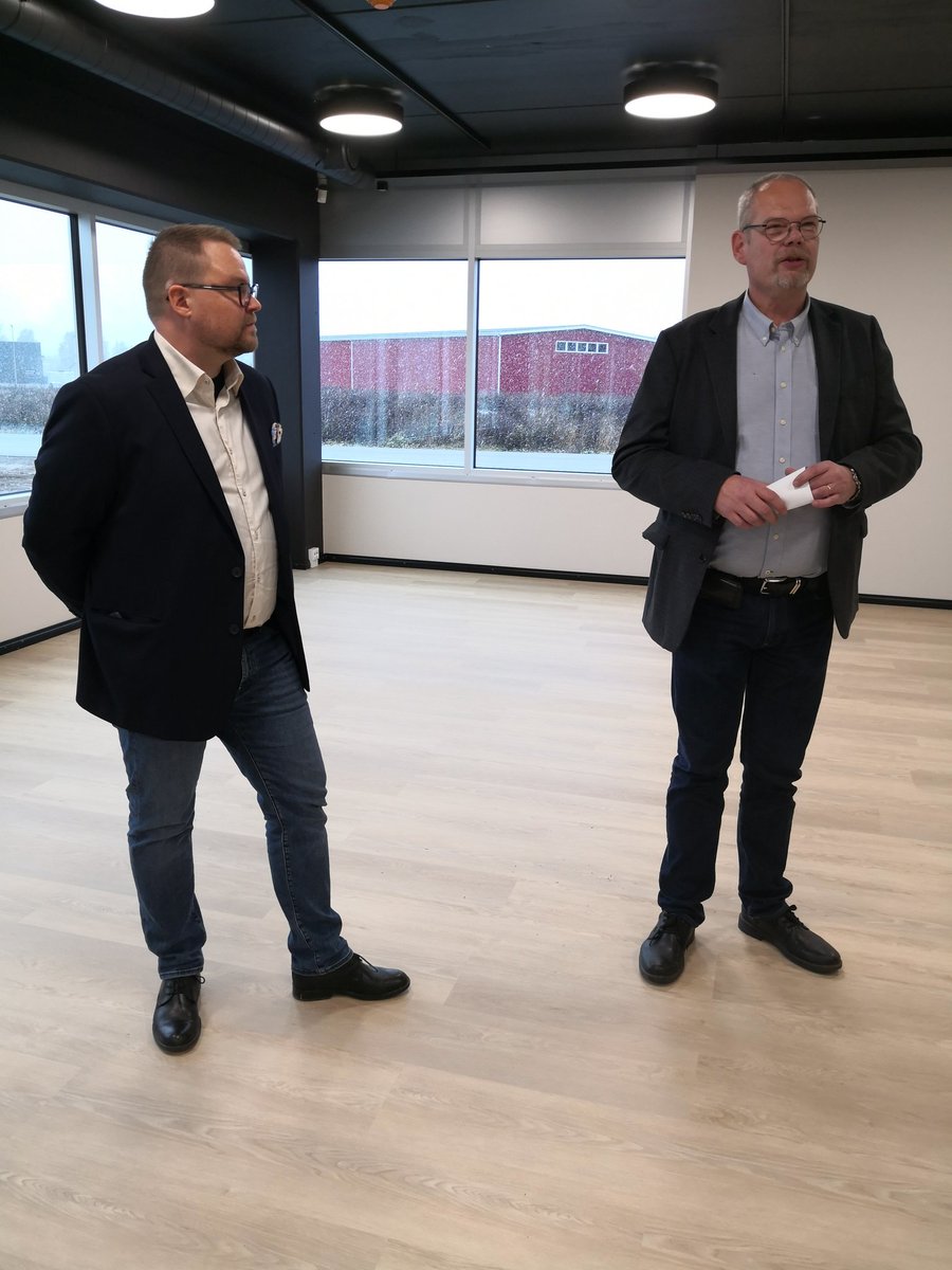 Lapualla leikattiin tänään nauhaa #lapuafloorsin #nordicfloors uuden hallin avajaisissa. <a href="/jyrihakamies/">Jyri Häkämies</a> ja yrittäjä Jukka-Pekka Kallio alias "bambumies" olivat pääosassa. 2018 perustettu yritys myy lattioita jo yli 5 M€ arvosta!! Investlapua toimi hallin mahdollistajana. #lapua
