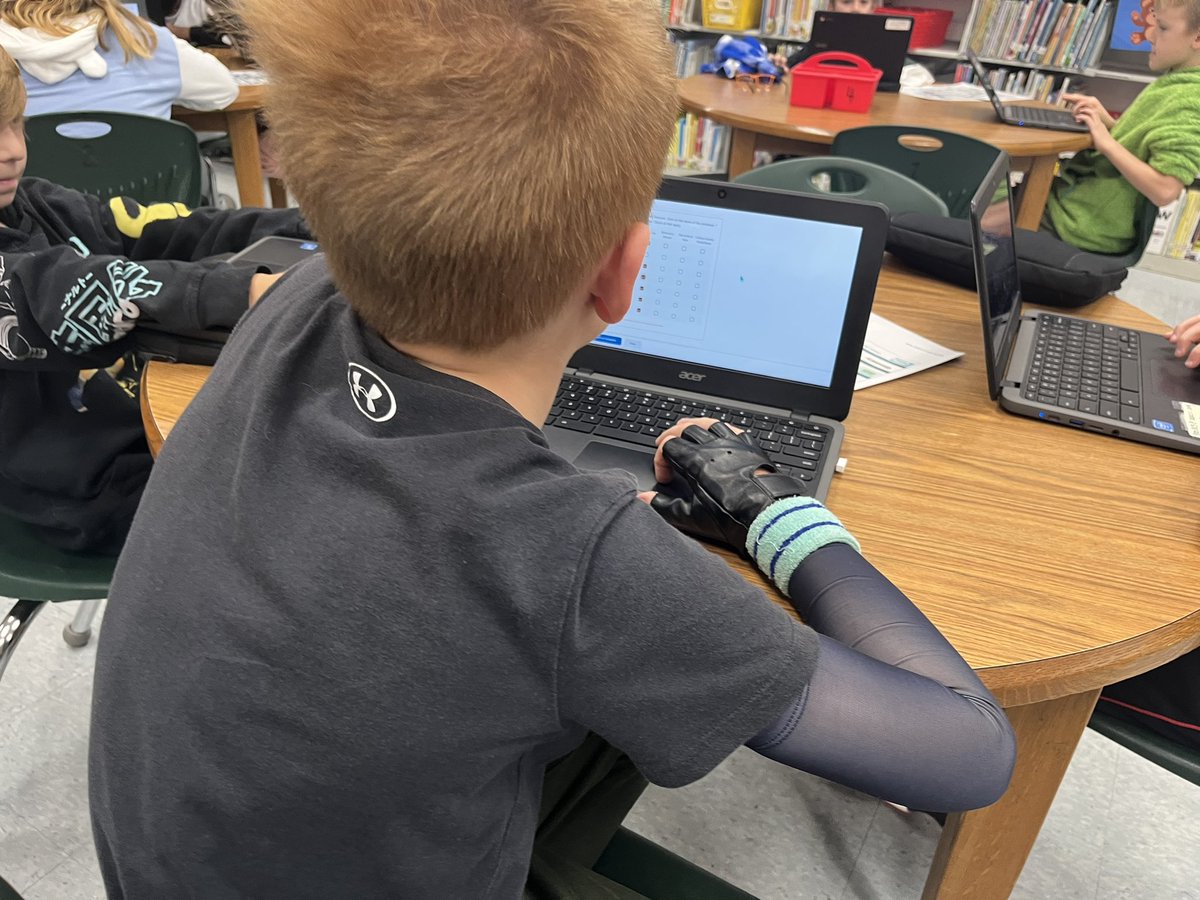 SolleyAACPS's tweet photo. Our #aacpsawesome students in @MissOswinkle’s class completed a Google Form as they analyzed various online databases to determine if they had text features. @aacpsoit https://t.co/Yhr5m6tNC0