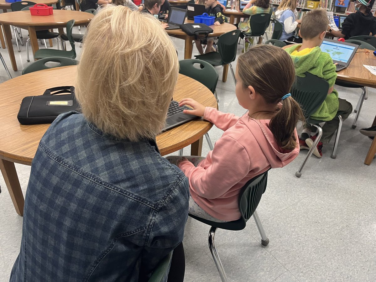 SolleyAACPS's tweet photo. Our #aacpsawesome students in @MissOswinkle’s class completed a Google Form as they analyzed various online databases to determine if they had text features. @aacpsoit https://t.co/Yhr5m6tNC0