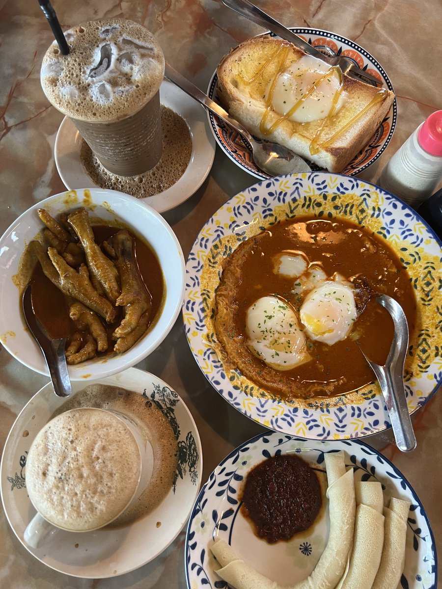 chemohdazfar's tweet photo. @aemieruls_ Breakfast kat Warong Che Limah, kedai ala 60s. Sedap. I bagi 9/10. Datang pagi2 sebab pukul 10 tutup and tak pernah tak ramai lol https://t.co/JQhK0TXTtm