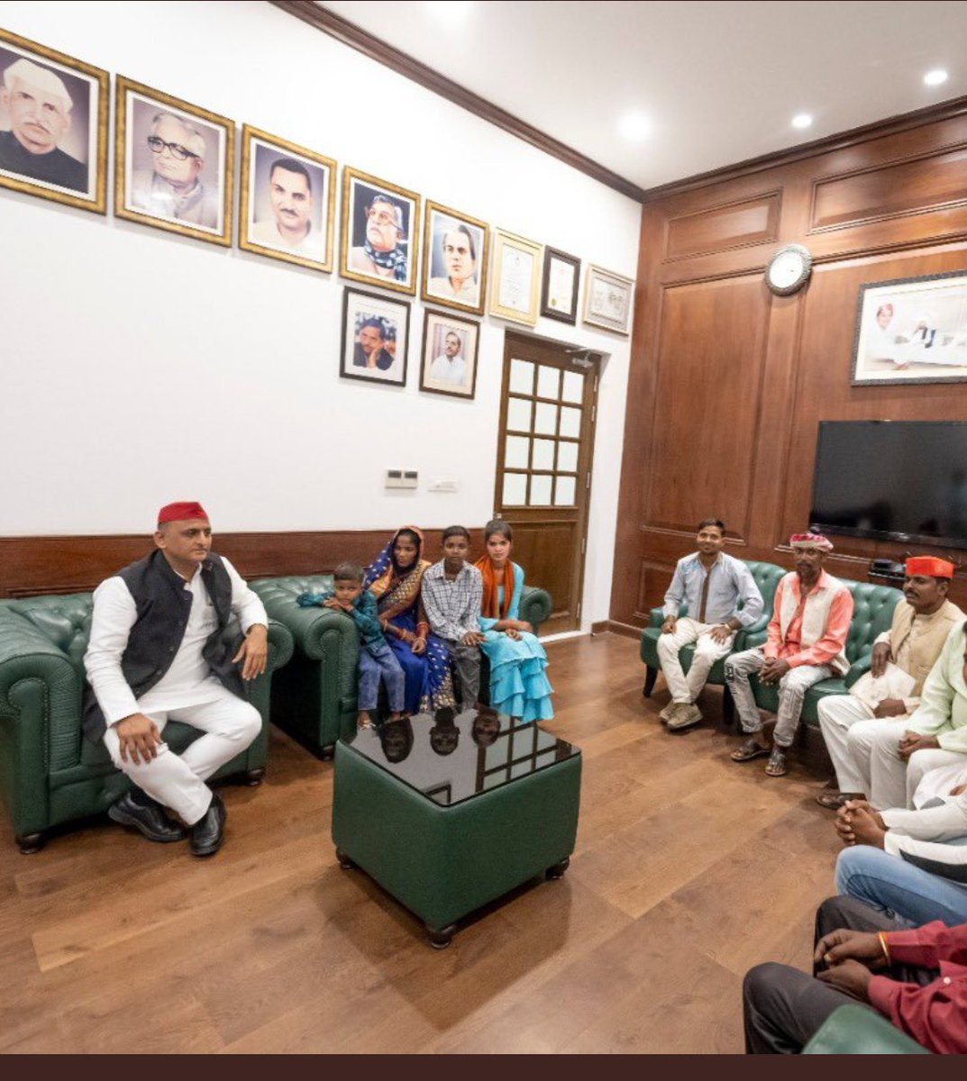 जरा जूम करके ध्यान से देखिए खजांची के परिवार के लोग अखिलेश जी के साथ उनके ड्राइंग रूम में कितनी सहजता से सोफे पे बैठे हैं।
क्या कोई गरीब व्यक्ति इतने अपने पन और उत्साह से मोदी या योगी के साथ उनके ड्राइंग रूम में सोफे पे बैठ सकता है
<a href="/yadavakhilesh/">Akhilesh Yadav</a>