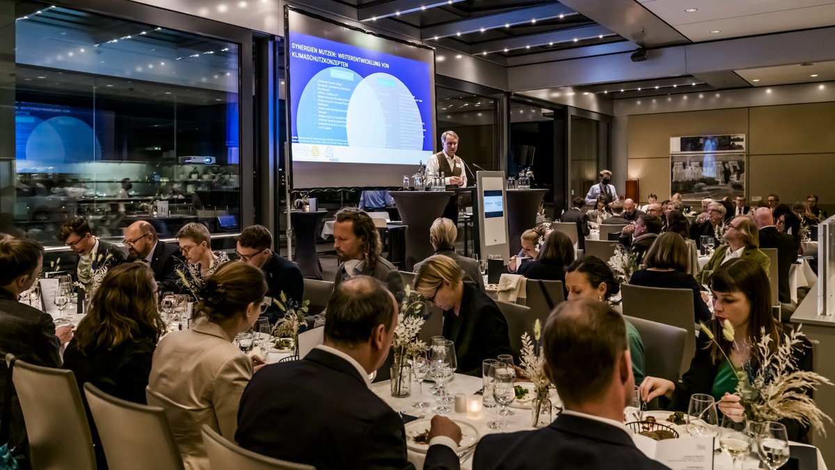 MarieAndTheSea's tweet photo. Gestern Abend habe ich mit dem SynCom-Koordinierungsbüro des Forschungsbereichs Erde und Umwelt @helmholtz_de und der @klimainitiative unseren ersten Parlamentarischen Abend im Bundestag veranstaltet. 🥳🎉
Thema war die klimaresiliente Stadt. 🌆 https://t.co/2LX1jm49jv