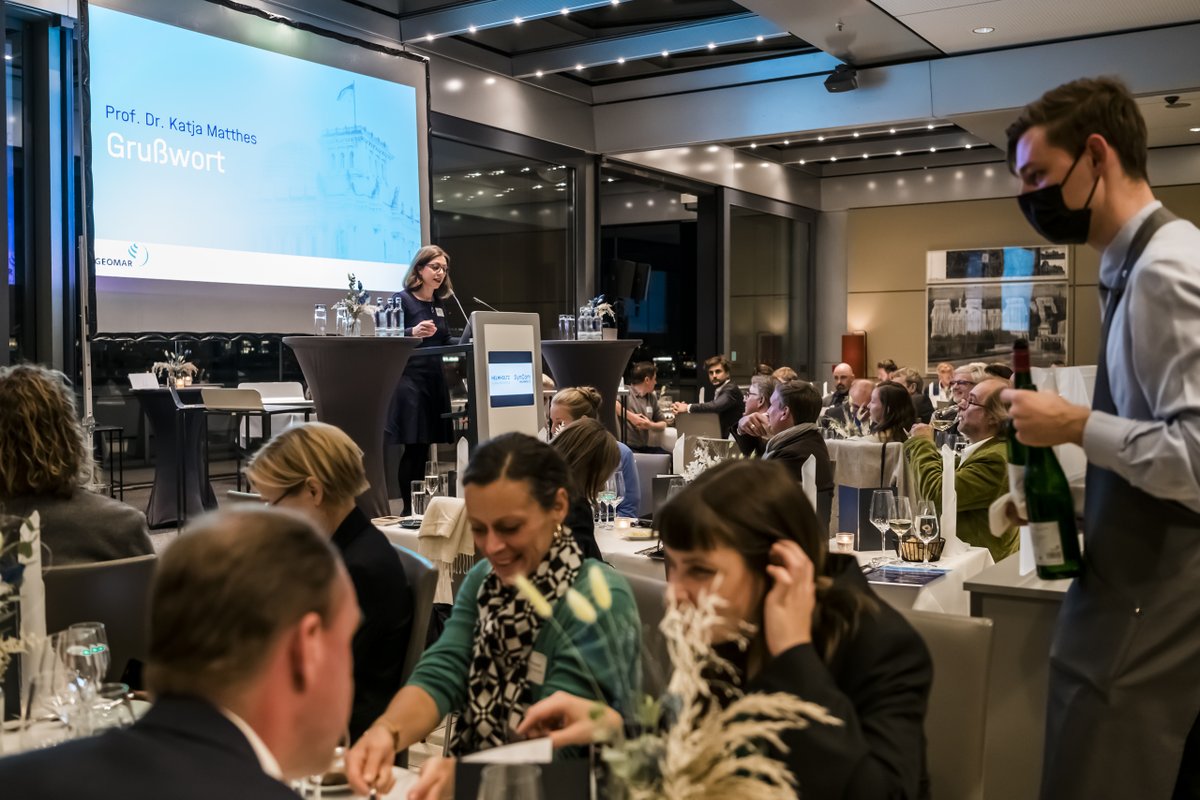 MarieAndTheSea's tweet photo. Gestern Abend habe ich mit dem SynCom-Koordinierungsbüro des Forschungsbereichs Erde und Umwelt @helmholtz_de und der @klimainitiative unseren ersten Parlamentarischen Abend im Bundestag veranstaltet. 🥳🎉
Thema war die klimaresiliente Stadt. 🌆 https://t.co/2LX1jm49jv