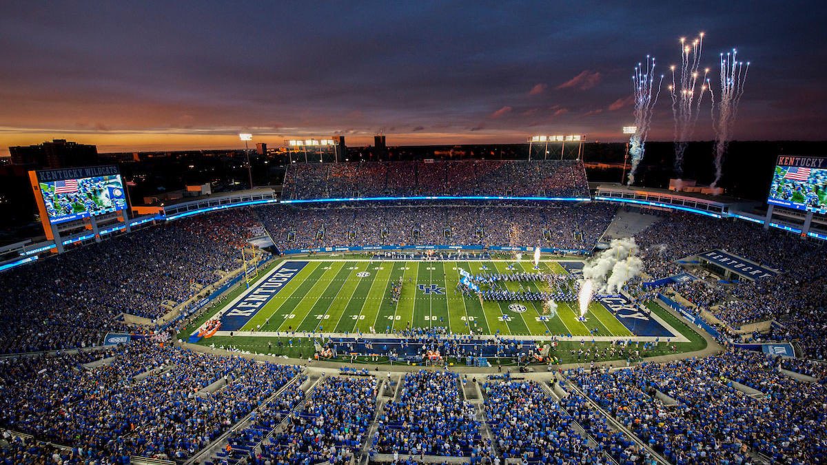 DradenFullbrig1's tweet photo. I didn’t know how I would feel writing this for the first time, but man I am very fortunate to receive my first power 5 offer from The University of Kentucky. Thank you coach @CoachC_Collins, see you soon 🔵⚪️🔵 #itsup @WayneCo_FB @CoachJayboShaw @maka_difference https://t.co/Dr9YVt4QF9